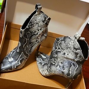 Size 8 Black/White Amazonia Snake Print Boots only wore once
